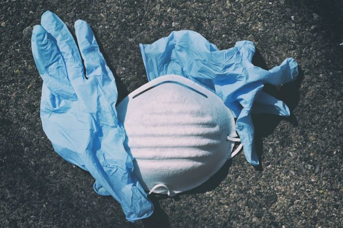 Come gestire i rifiuti durante l'emergenza coronavirus: guanti, mascherine, fazzoletti.