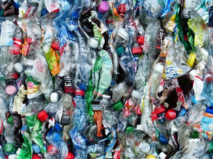 Bottiglie prodotte con 100% di PET riciclato