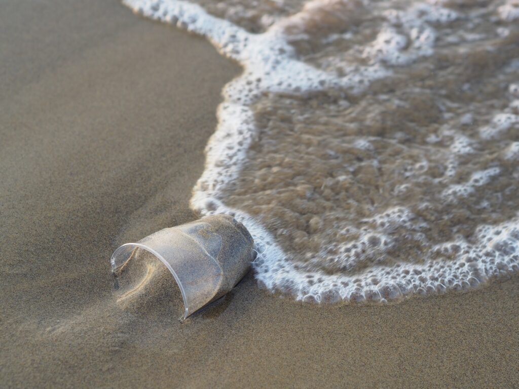 Plastica abbandonata sulla spiaggia